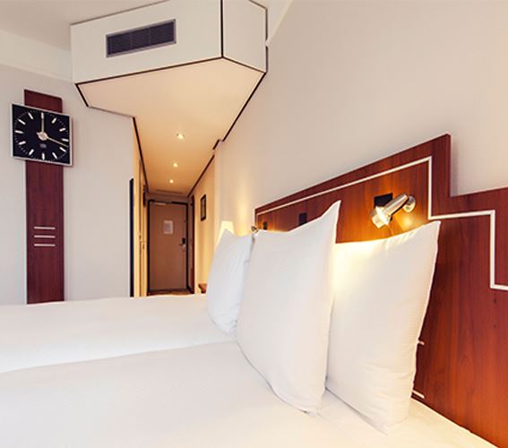 banks-mansion-hotel-amsterdam-executive-room-canal-view-bed-v3